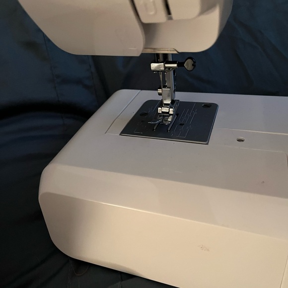 Sewing machine - Picture 5 of 8